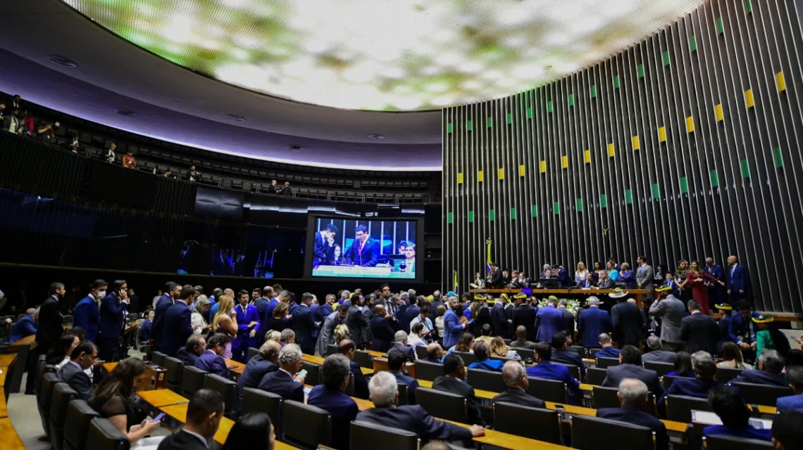 Deputados apresentam mais de 20 projetos contra adultização em um dia