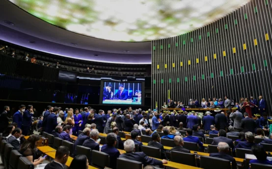 Deputados apresentam mais de 20 projetos contra adultização em um dia