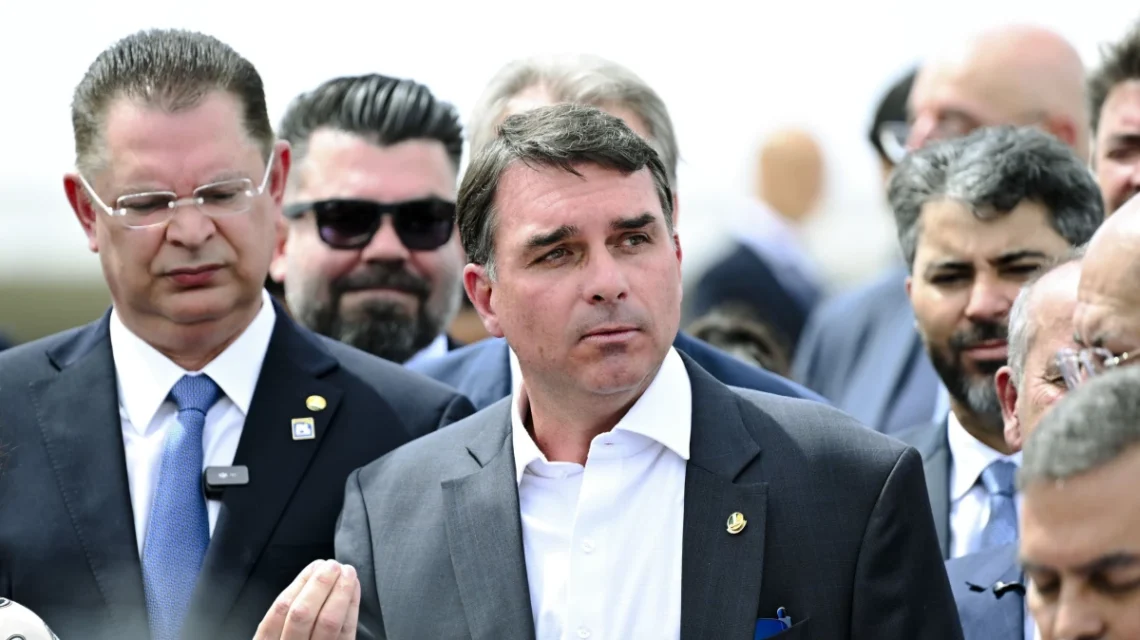 Flávio diz que Bolsonaro é preso político e critica medidas no Dia dos Pais