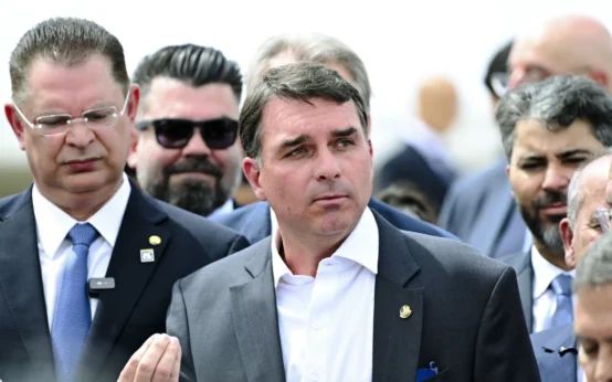 Flávio diz que Bolsonaro é preso político e critica medidas no Dia dos Pais
