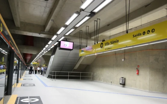 Falha de energia paralisa linha amarela do metrô de São Paulo