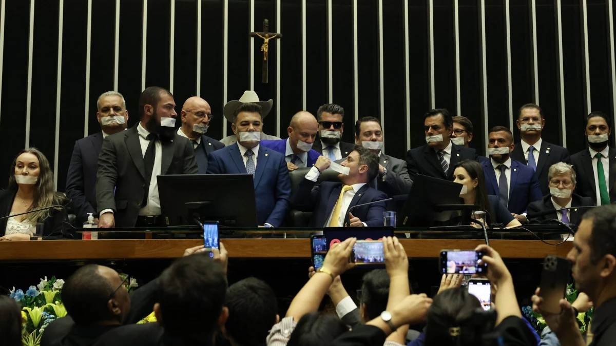 Oposição estica corda e insiste em anistia, Veja Análise