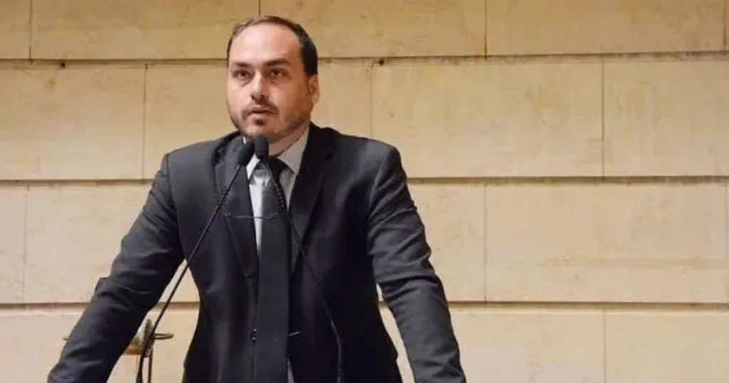 Carlos Bolsonaro critica transferência de Jair Bolsonaro para a Papudinha