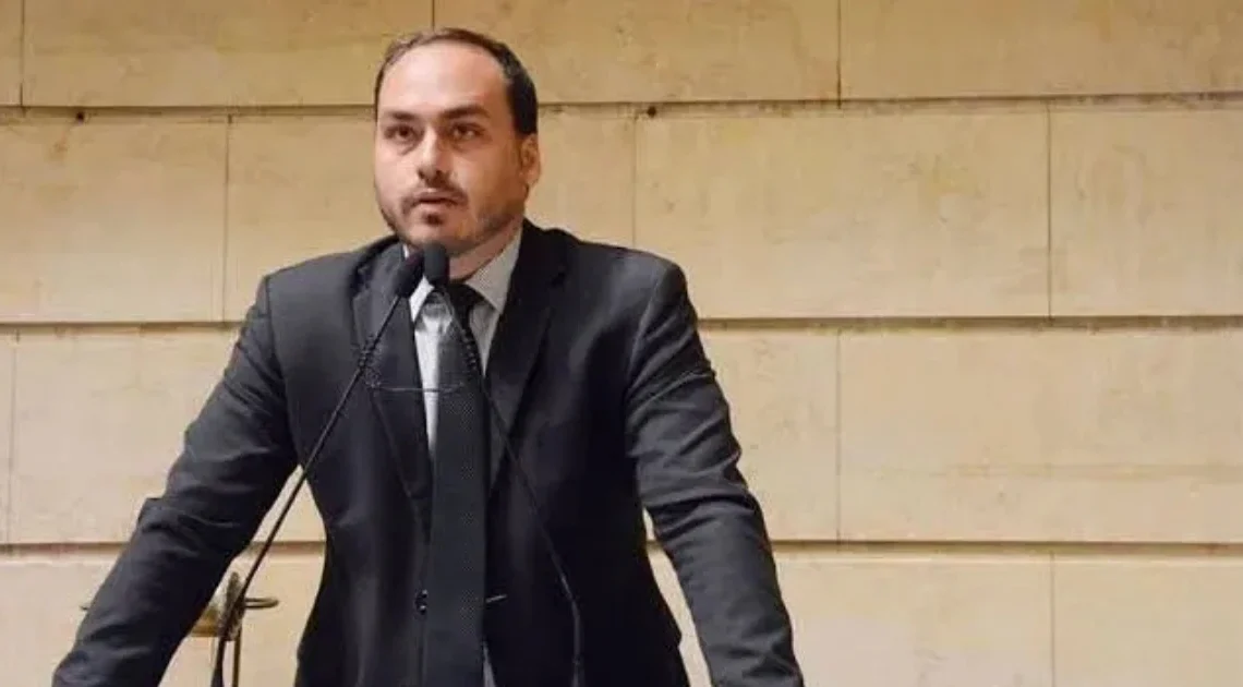 Carlos Bolsonaro critica transferência de Jair Bolsonaro para a Papudinha