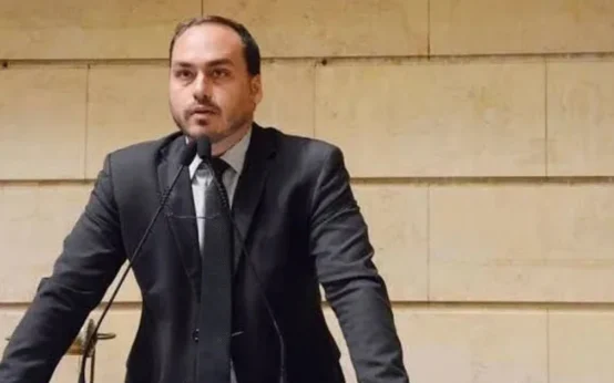 Carlos Bolsonaro critica transferência de Jair Bolsonaro para a Papudinha