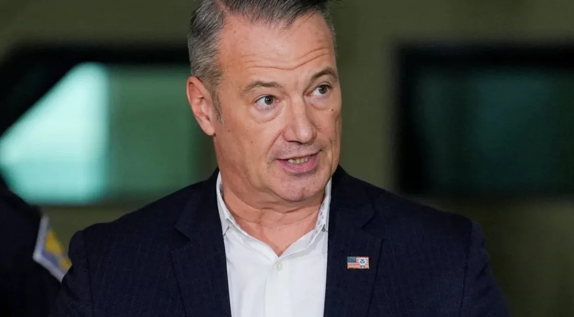 Juiz dos EUA ordena que chefe do ICE compareça a tribunal e ameaça prisão