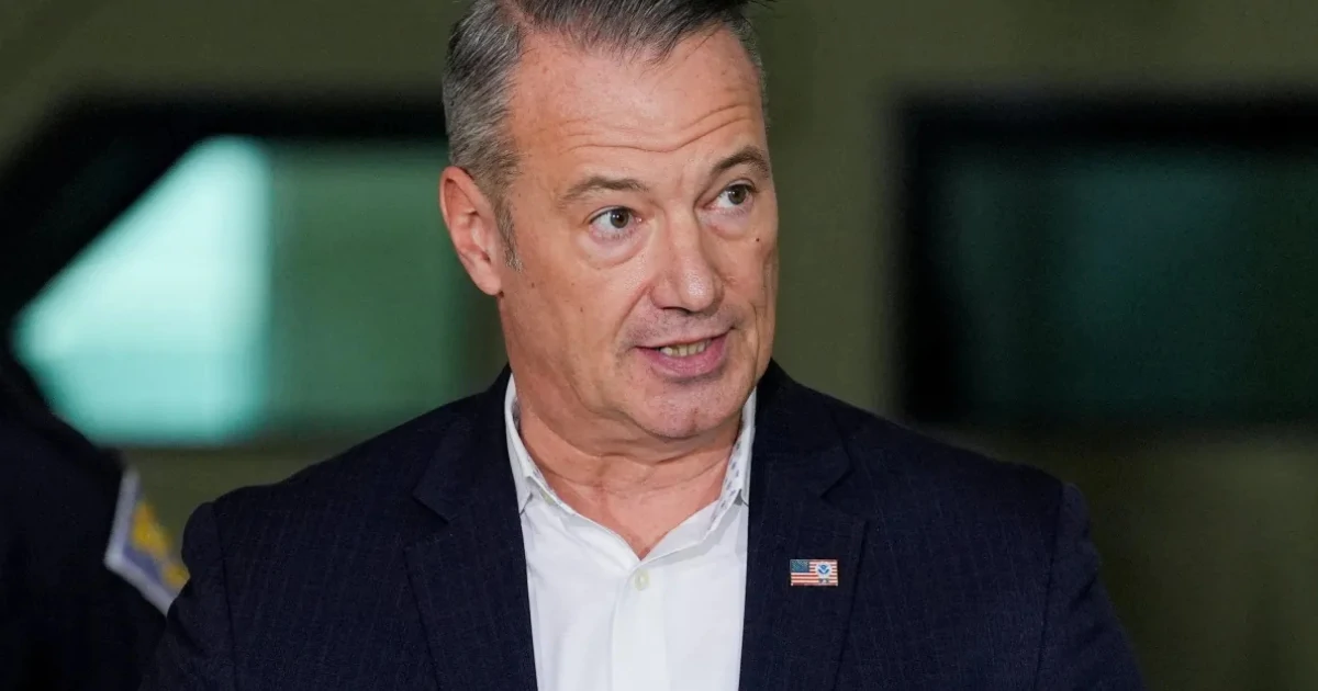 Juiz dos EUA ordena que chefe do ICE compareça a tribunal e ameaça prisão