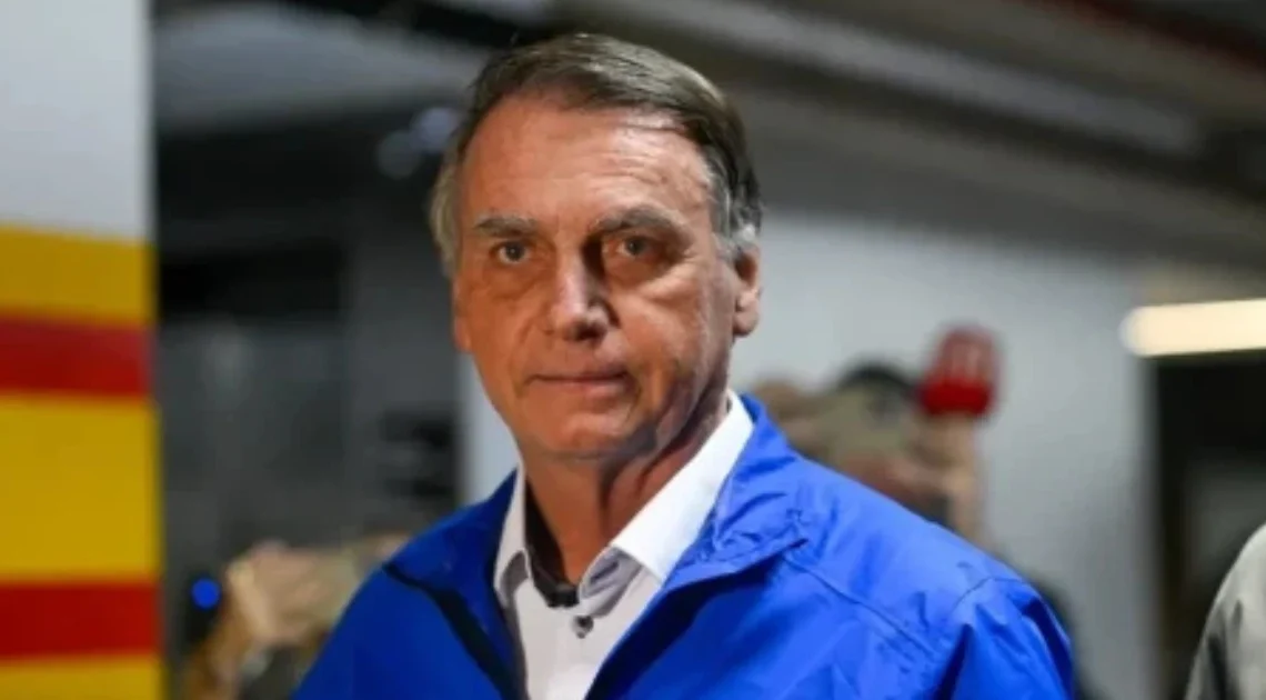 Bolsonaro diz à PF que se mantém equilibrado por Michelle e filha