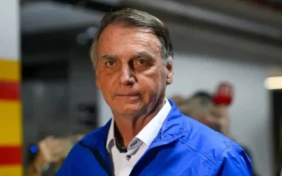 Bolsonaro diz à PF que se mantém equilibrado por Michelle e filha
