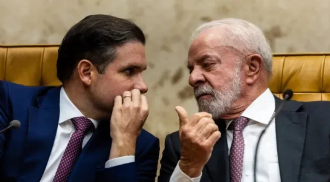 Hugo Motta faz afago a Janja em jantar com Lula