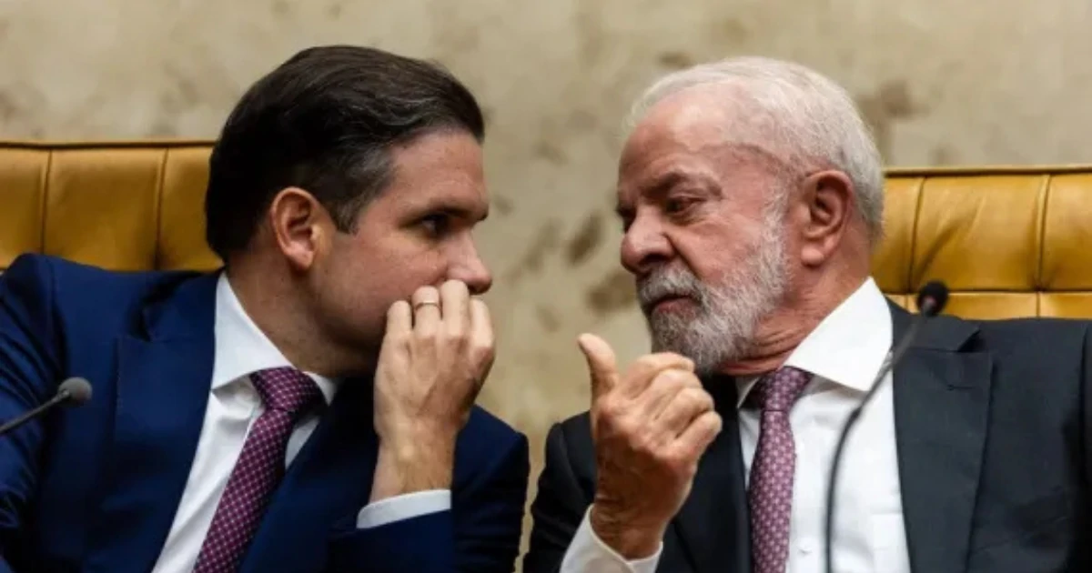Hugo Motta faz afago a Janja em jantar com Lula